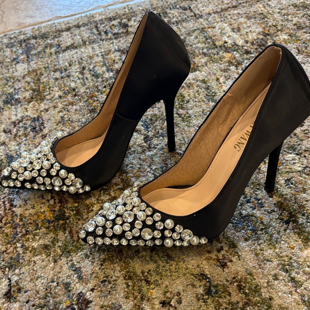 Elegant Black Heels with Crystal and Pearl Accents - Picture 2 of 6